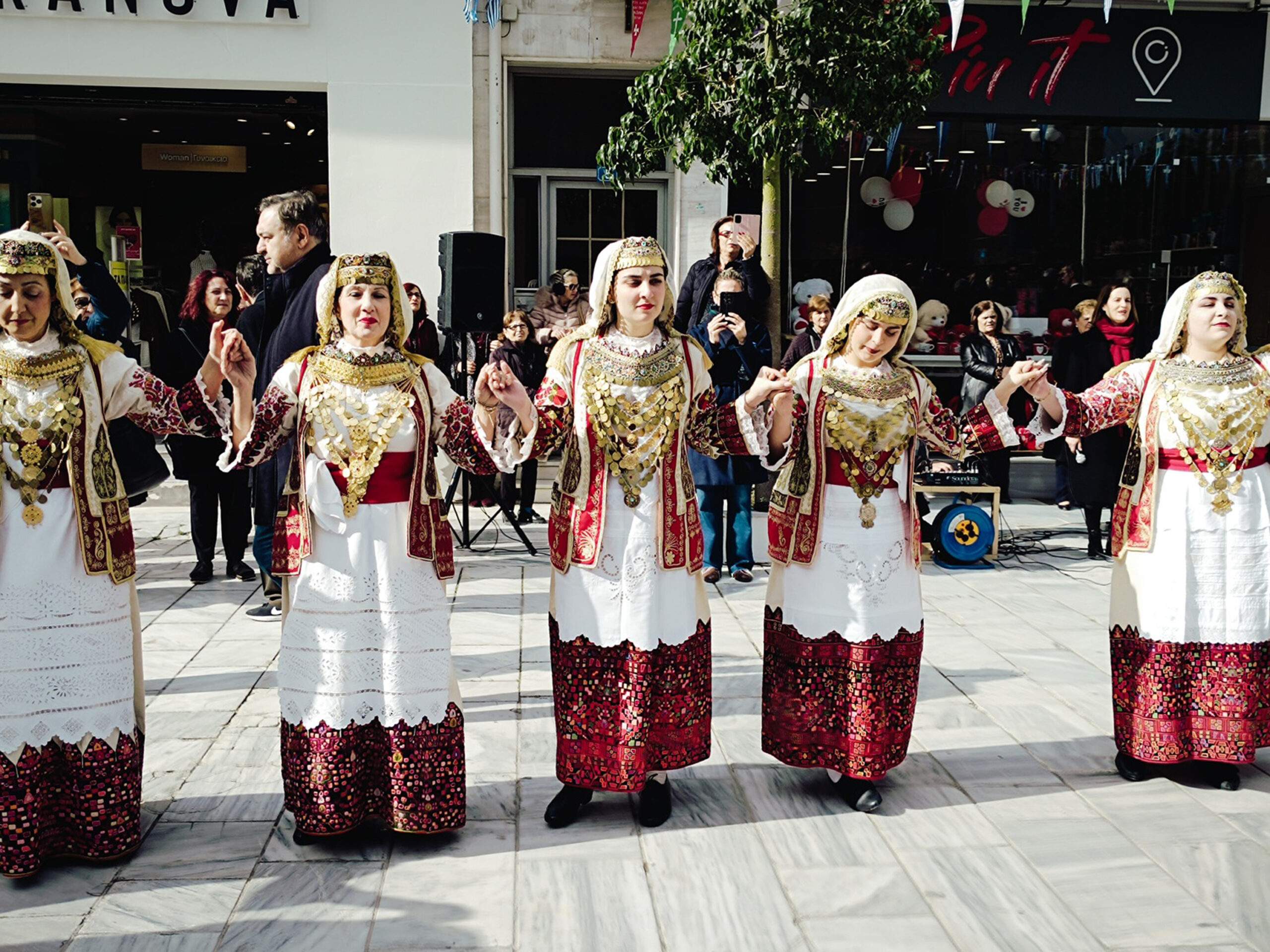 Το Λύκειο Ελληνίδων Αχαρνών τίμησε την εορτή  Αγίου Βλασίου με παραδοσιακά χορευτικά.