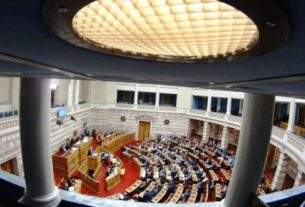 Επιστολική ψήφος και εκλογική περιφέρεια με τρεις έδρες για τους απόδημους.