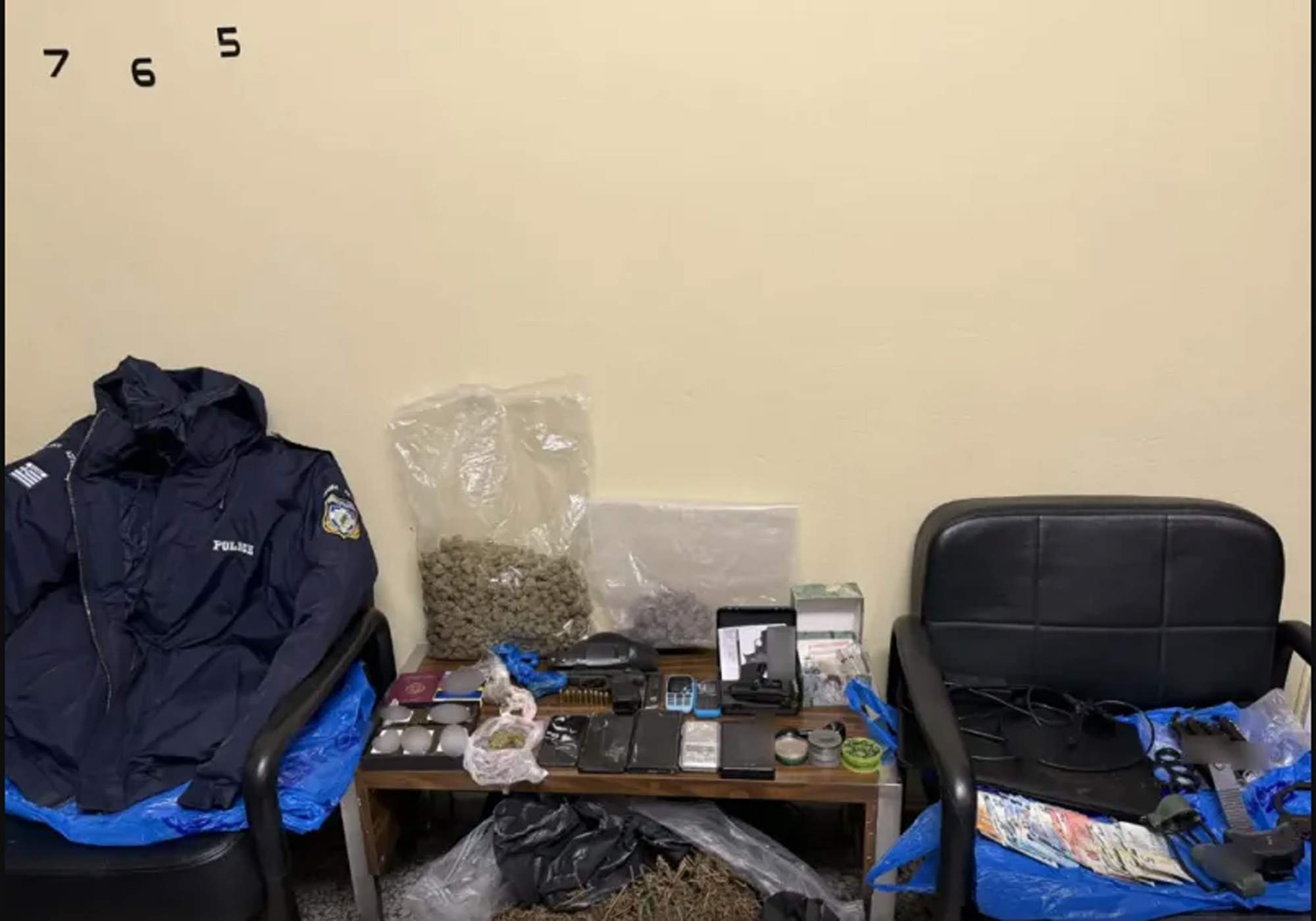 Αστυνομικές επιχειρήσεις σε Ίλιον, Ασπρόπυργο, Αχαρνές και Ελευσίνα – Κατασχέθηκαν ναρκωτικά και όπλα.