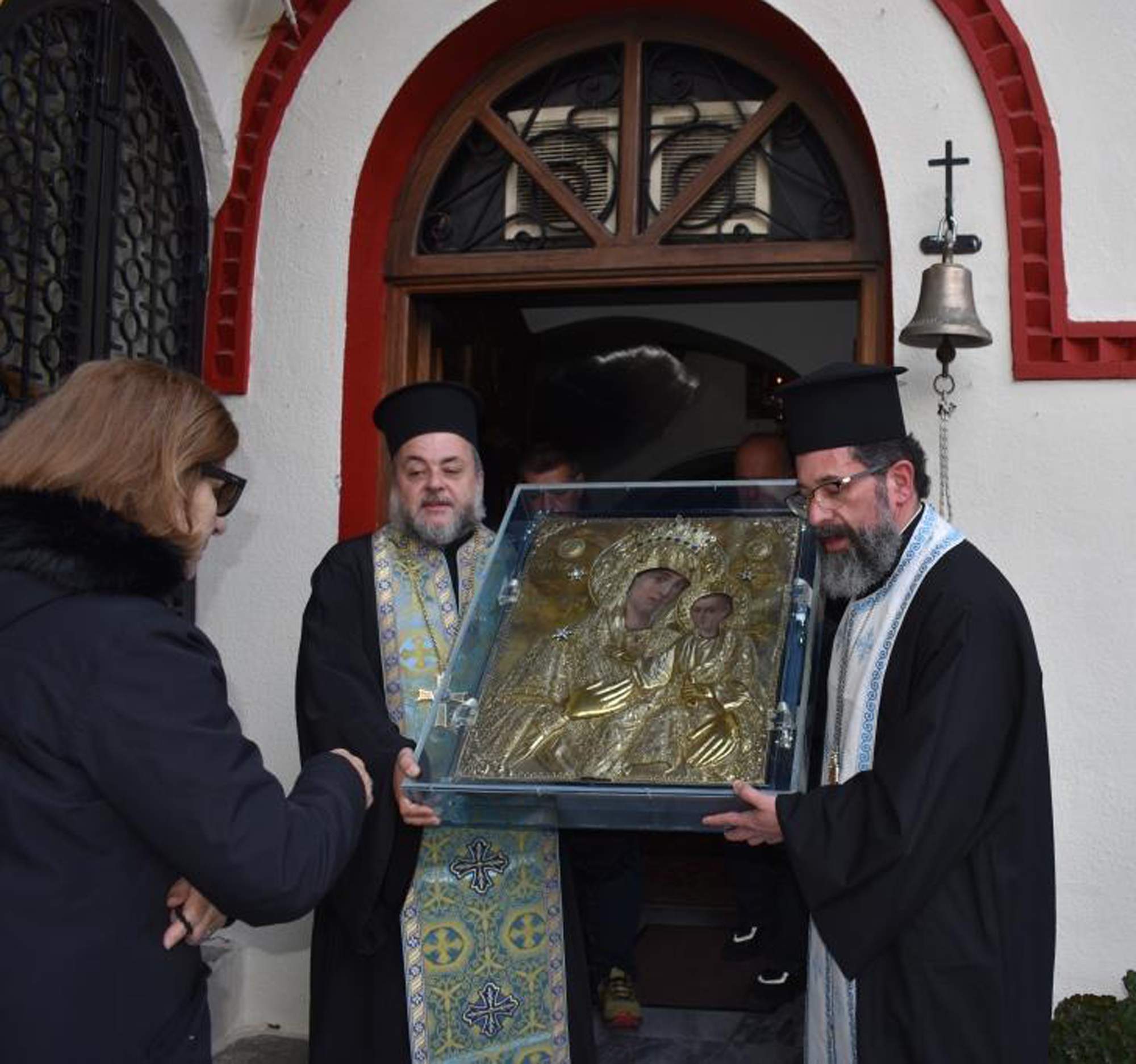 Με τιμές υποδέχθηκαν την Εικόνα της Μονής Κλειστών στα Άνω Λιόσια,  πιστοί τη συνόδεψαν πεζή ακόμη και υπό βροχή